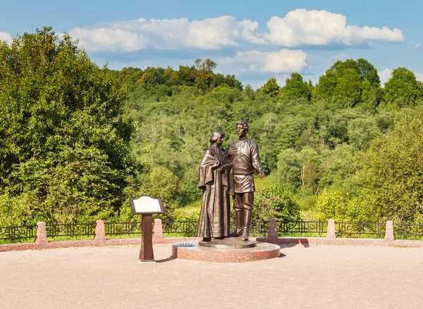 Monument till Alexander Blok och Ljubov Mendelejev. Byn Tarakanovo. Moscow region — Stockfoto