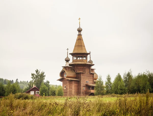 Iglesia de San Sergio de Radonezh en la cascada clave de Gremyachiy — Foto de Stock