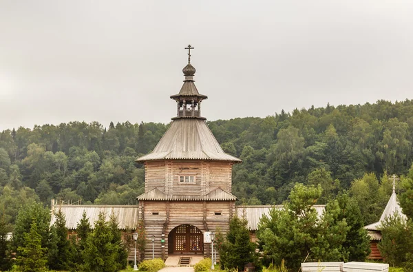 Portkirke av tre ved inngangen til den hellige kilden Gremyachij-nøkkel – stockfoto