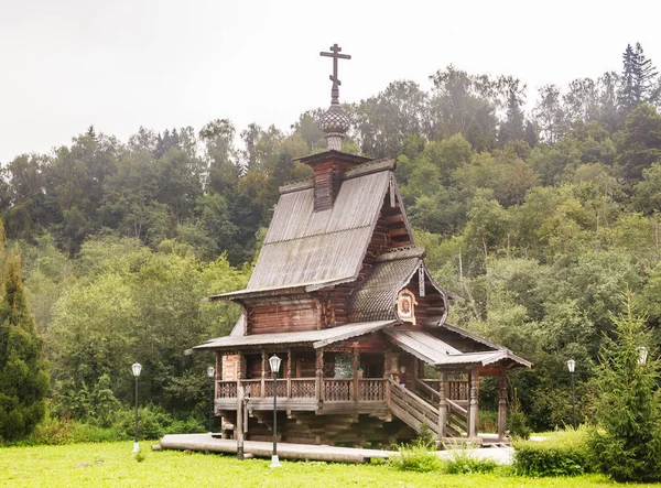 Capela de São Sérgio de Radonezh. A chave de Falls Gremyachiy. Região de Moscovo — Fotografia de Stock