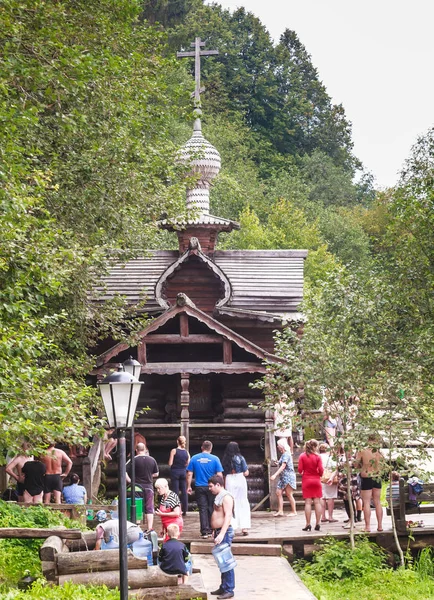 Bagni sulla collina nel bosco. Le cascate Gremyachiy chiave — Foto Stock