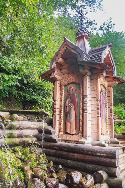 Uma pequena capela perto da fonte de água benta. A chave de Gremyachiy das quedas — Fotografia de Stock