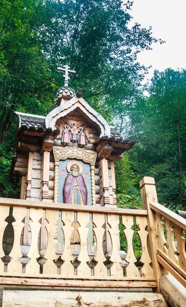 Fragmnt van de kerk van St. Sergius van Radonezh bij de waterval Gremyachiy sleutel — Stockfoto