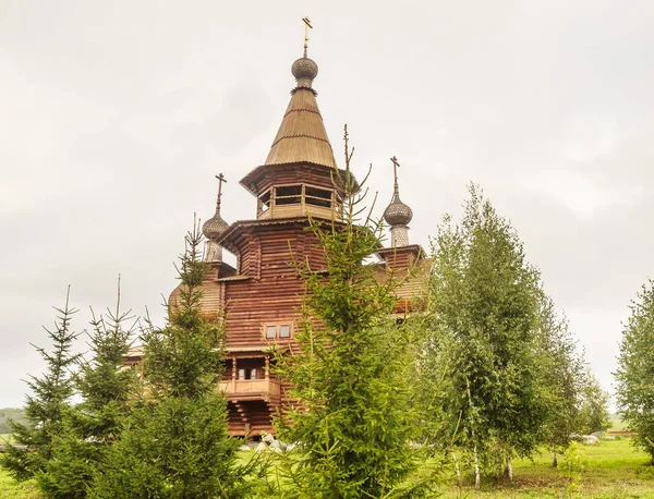 Chiesa di San Sergio di Radonezh presso la cascata Gremyachiy chiave — Foto Stock