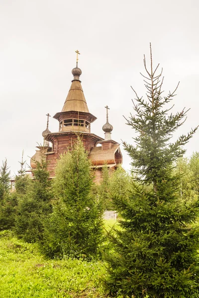 Chiesa di San Sergio di Radonezh presso la cascata Gremyachiy chiave — Foto Stock