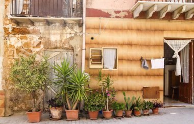 Eski evin duvarına. Sicilya, Agrigento. İtalya