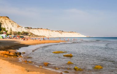 Kimliği belirsiz kişi beyaz uçurum yakın sahilde 