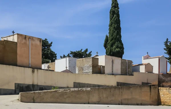 Aile kriptalarının şehir mezarlığı Agrigento, Sicilya, İtalya — Stok fotoğraf