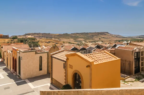 Familjen kryptor i staden kyrkogården nära Agrigento, Sicilien, Italien — Stockfoto