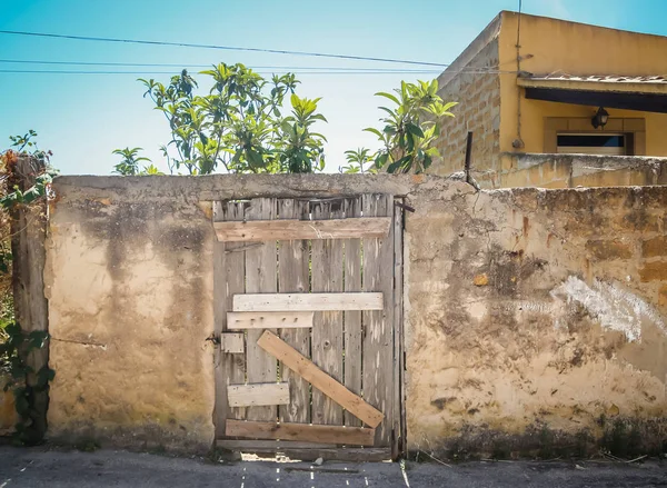 The door to the old wall — Stock Photo, Image