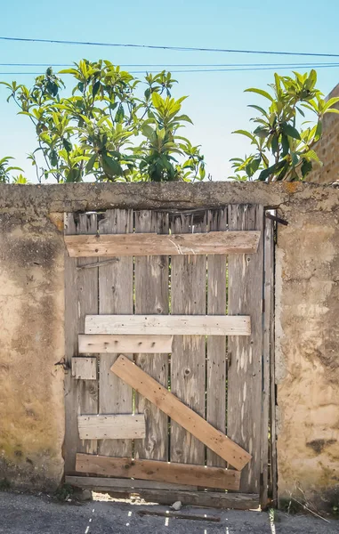 La puerta de la vieja pared — Foto de Stock