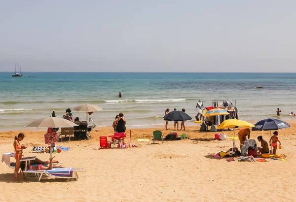 Unidentified people on the beach near white cliff — Stock Photo, Image