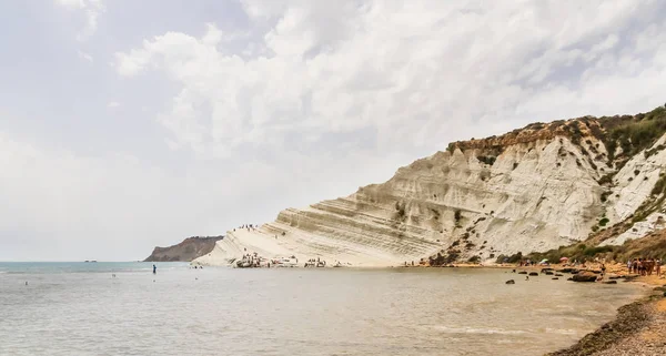 Vita klippan kallas "Scala dei Turchi" i Sicilien, nära Agrige — Stockfoto