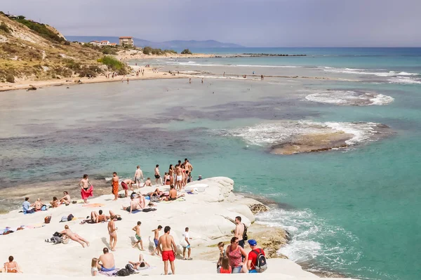 Stränder i närheten vit klippan kallas "Scala dei Turchi" i Sicilien — Stockfoto