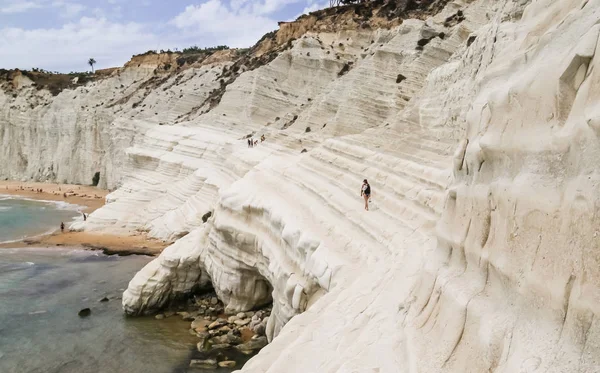 正体不明の peoplel はシチリア島アグリジェント近くで「スカラー ・ デイ ・ トゥルキ」と呼ばれる白い崖の斜面に行きます。イタリア — ストック写真
