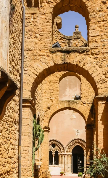 The courtyard of the monastery of Santo Spirito in Agrigento, Sicily, Italy — Stock Photo, Image