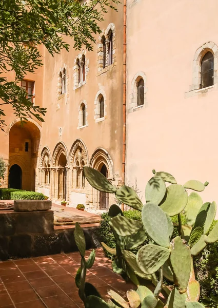 アグリジェント、シチリア島、イタリアのサント ・ スピリト修道院の中庭 — ストック写真