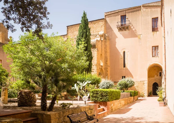 Двор монастыря Санто Спирито в Агридженто, Сицилия, Италия — стоковое фото