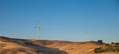  Çimen enerji türbinleri kırsal kesimde. Sicilya