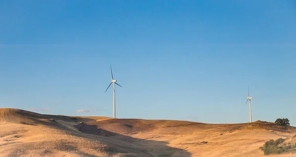 Energii odnawialnych turbiny w okolicy. Sicily — Zdjęcie stockowe