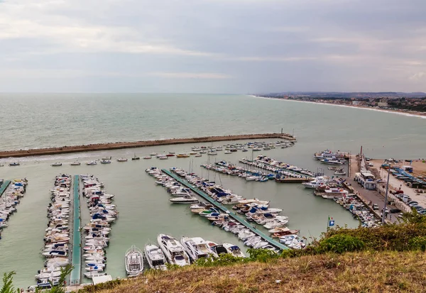 Marina na frente do porto de Numara, Marche, Itália — Fotografia de Stock