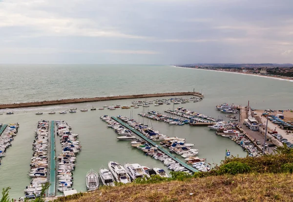 Yachthafen an der Hafenfront von numara, marche, italien — Stockfoto