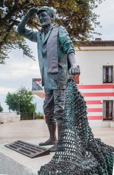 Deniz kenarı, Numana, Conero, Marche, Ital balıkçı heykeli — Stok fotoğraf