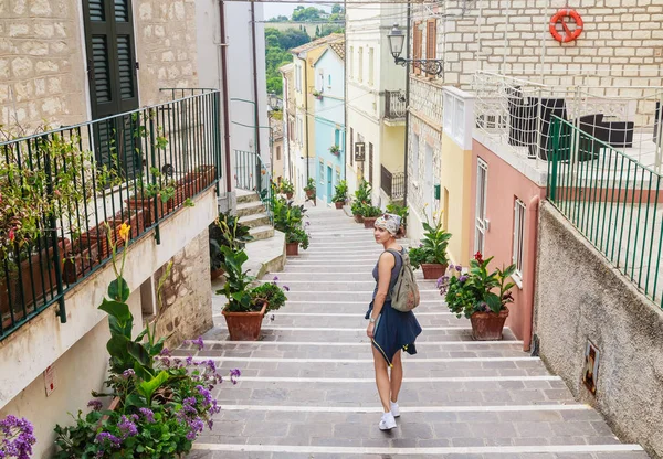 Турист на лестнице в старом городе Нумана, Марке, Италия — стоковое фото