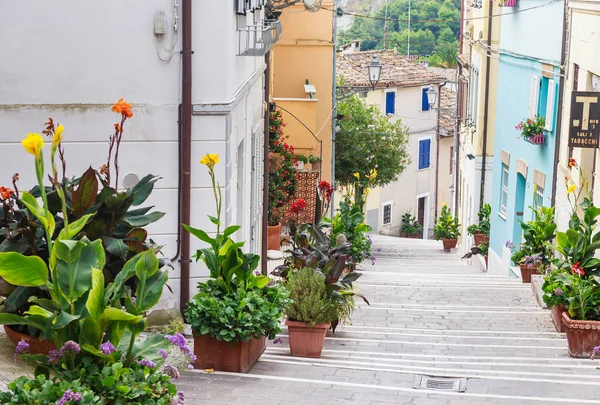 Escadaria na cidade velha de Numana, Marche, Itália — Fotografia de Stock