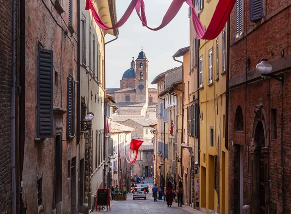 Старая улица итальянского города Урбино — стоковое фото