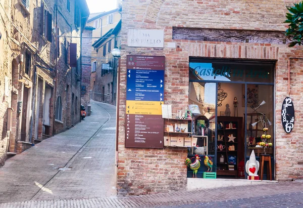 Улица Via Raffaello. Италия, регион Марке, Урбино — стоковое фото
