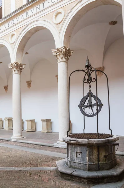 Italy, Marche region, Urbino, the Ducal Palace built by Federico Da Montefeltro, the courtyard — Stock Photo, Image