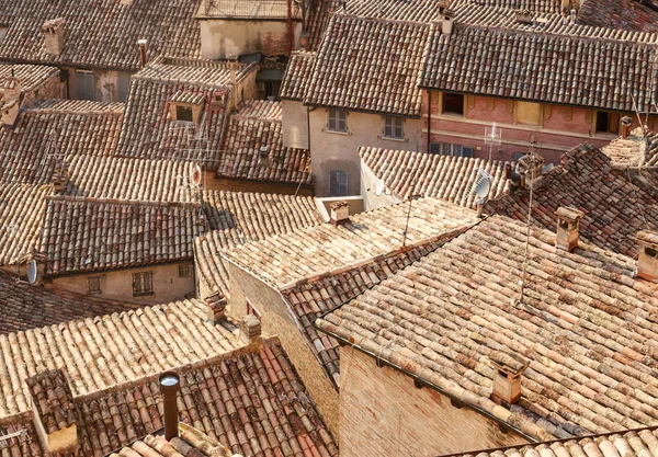 Techos de casas antiguas. Urbino. Italia, Marcas — Foto de Stock