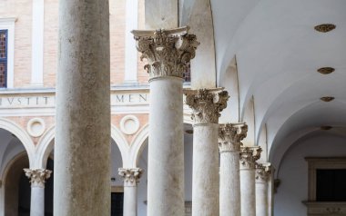 İtalya, Marche bölgesi, Urbino, Federico Da Montefeltro, avlunun tarafından inşa Ducal Sarayı