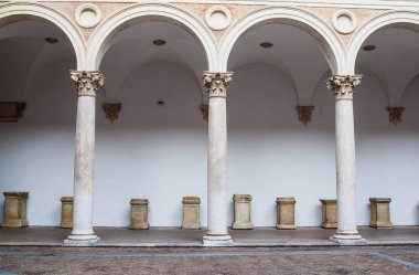 İtalya, Marche bölgesi, Urbino, Federico Da Montefeltro, avlunun tarafından inşa Ducal Sarayı