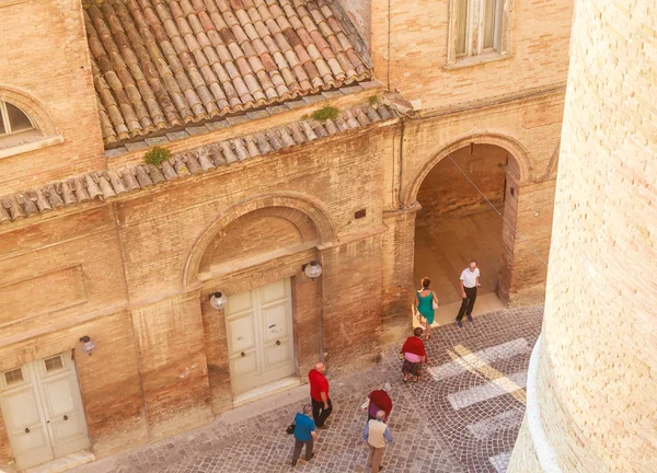 Ver los turistas en el Palacio Ducal. Urbino, Italia — Foto de Stock