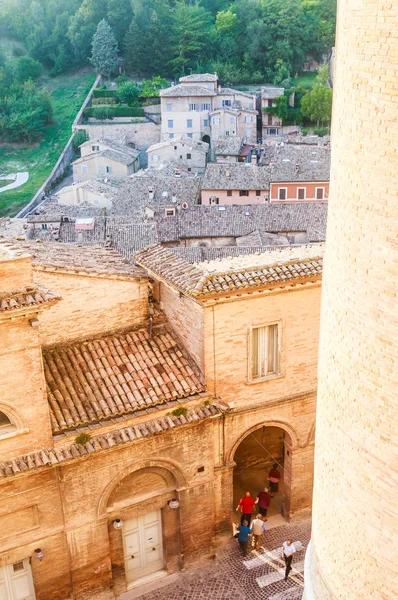 Вид на туристов в герцогском дворце. Урбино, Италия — стоковое фото
