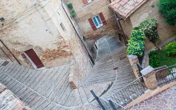 Alte straße in der italienischen stadt urbino. Italien, marche — Stockfoto