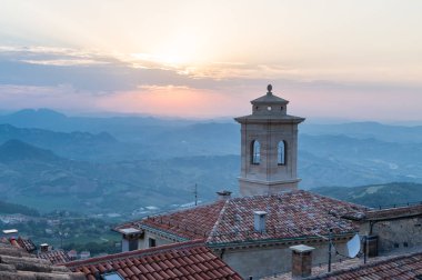 san marino kalede. titano Dağı'nda mahalle üzerinden görüntülemek