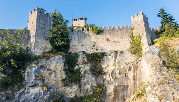 Il lupo della fortezza di Guaita è la torre più antica e famosa di San Marino. Italia . — Foto Stock