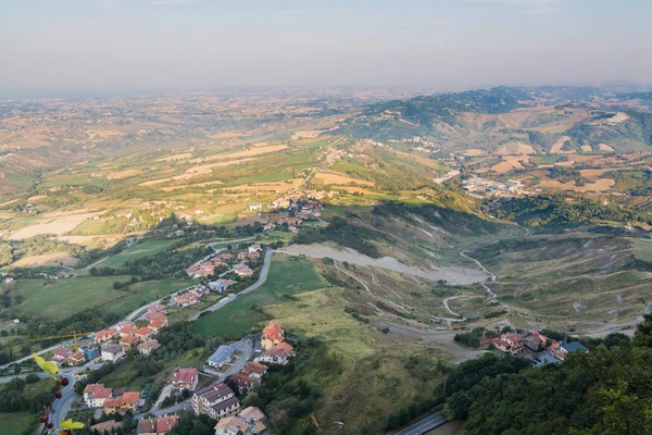 Mattinata di inizio estate a San Marino. Vista dall'alto della città — Foto Stock