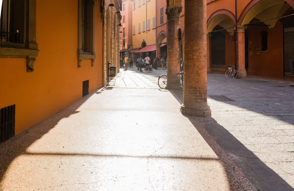 Вулиця в центрі Старого міста у Болоньї (Італія) — стокове фото