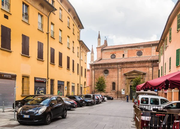 Ulica w centrum starego miasta w Bolonia, Włochy — Zdjęcie stockowe