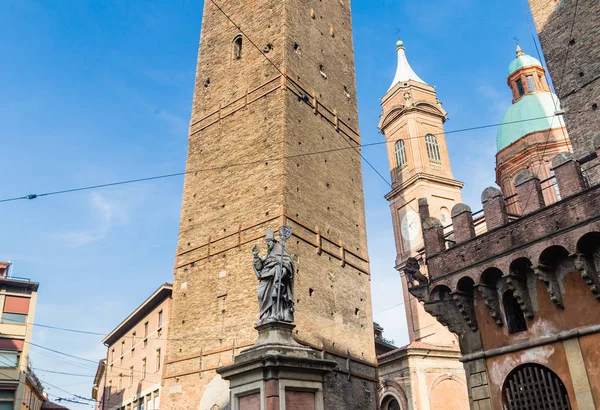 Estatua del Obispo San Petronio, torre Garisenda y Chiesa Santi — Foto de Stock