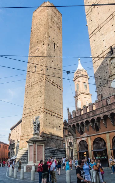 Estatua del Obispo San Petronio, torre Garisenda — Foto de Stock