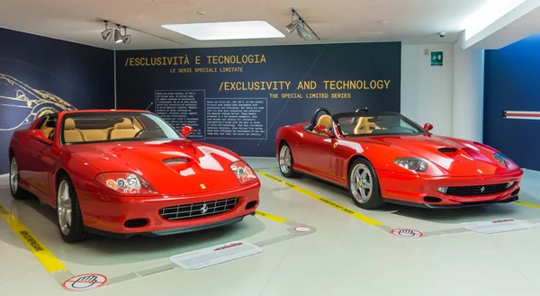 Muzeum Ferrari Enzo. Sala wystawowa sportowe samochody Ferrari — Zdjęcie stockowe