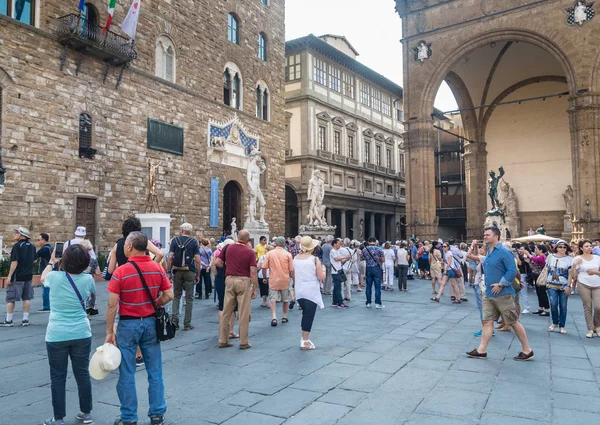 Turistas em Piazza Della Signoria, Florença, Toscana, Itália . — Fotografia de Stock