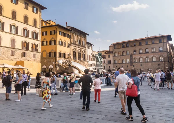 Туристы на Пьяцца делла Синьория, Флоренция, Тоскана, Италия . — стоковое фото