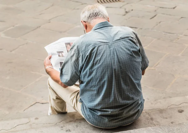 O homem desconhecido está a ler o jornal. Florença, Itália — Fotografia de Stock