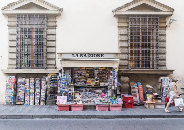 Международная пресса на газетном киоске. Флоренция, Италия — стоковое фото